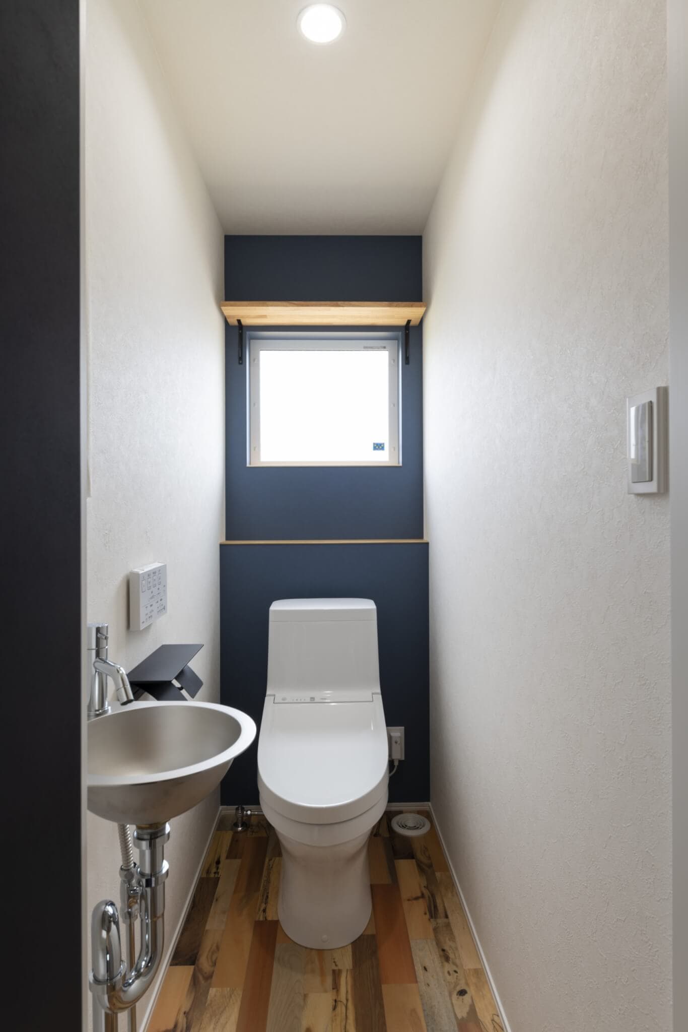 青い壁紙のトイレ