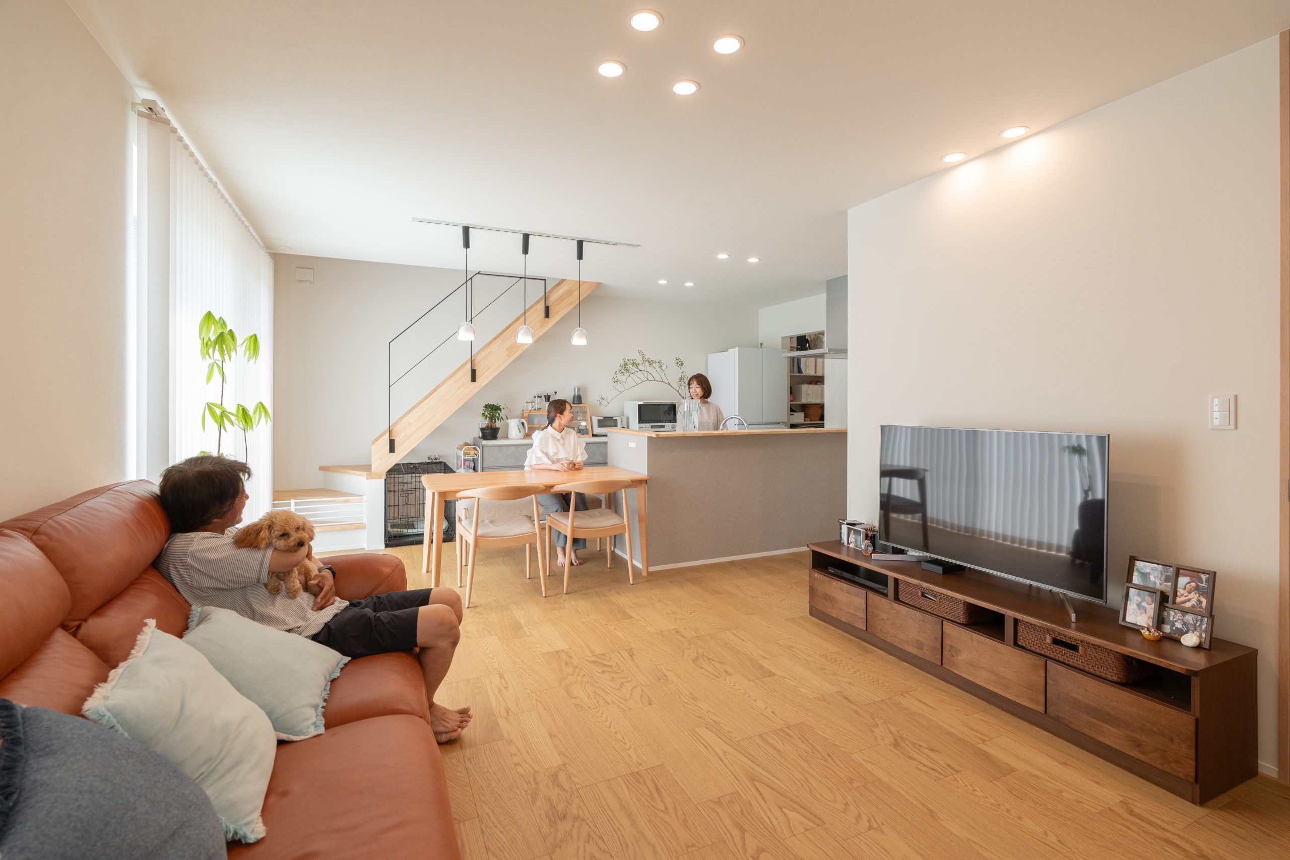 仲良し家族が暮らす、店舗併用住宅のお家のバナー