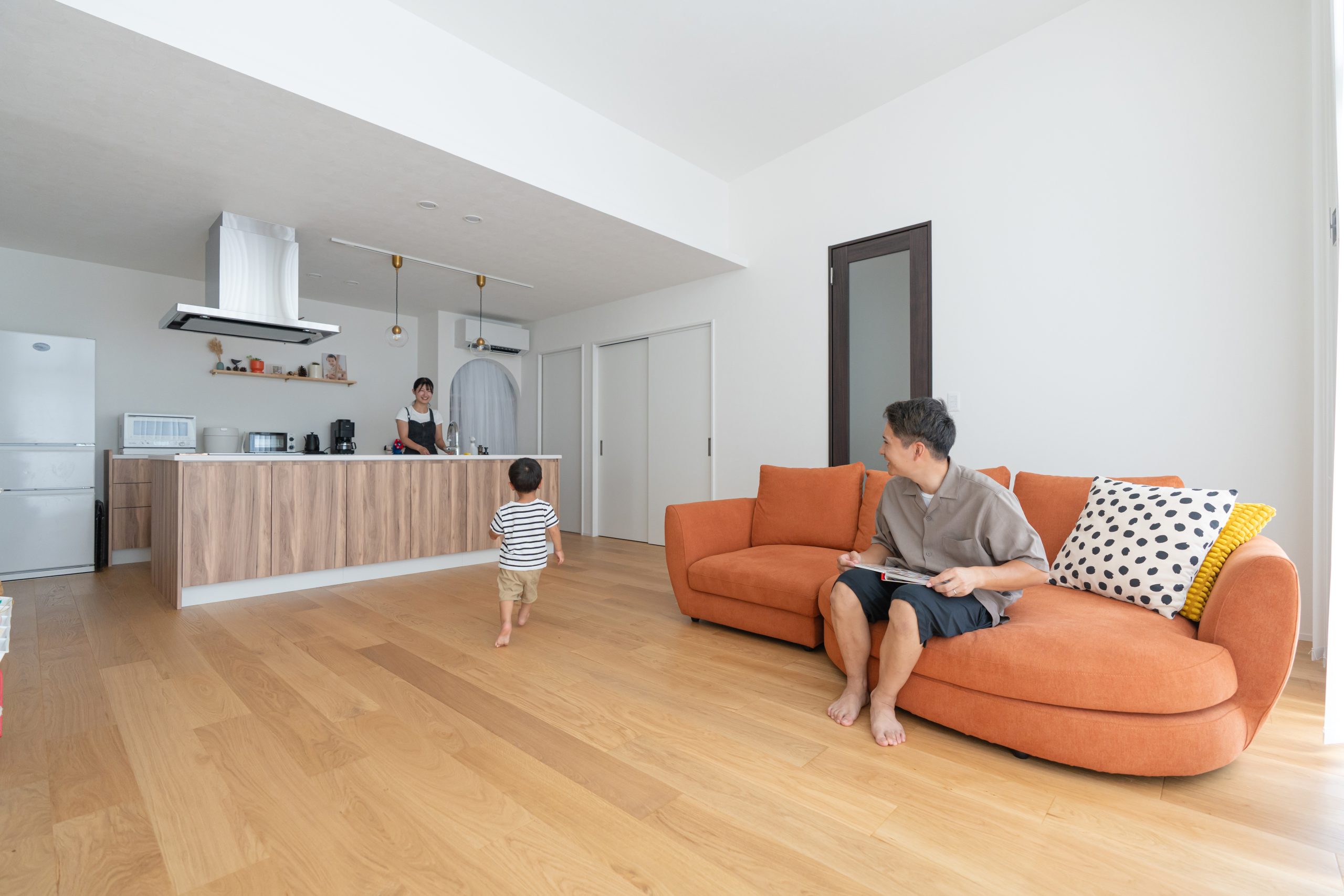 リビングでくつろぐ家族の写真